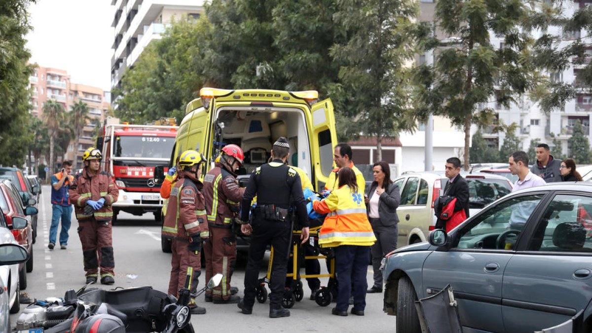 Un turisme xoca amb una motocicleta al sortir del pàrquing disuasori de la Tabacalera