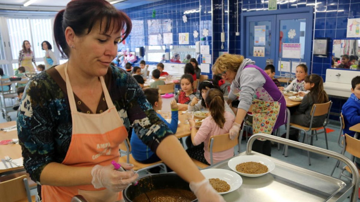 AMPA, contractació, Ajuntament, Departament d'Educació, educació, especials, Manolita Cid, Sònia Escribà, beca, mare