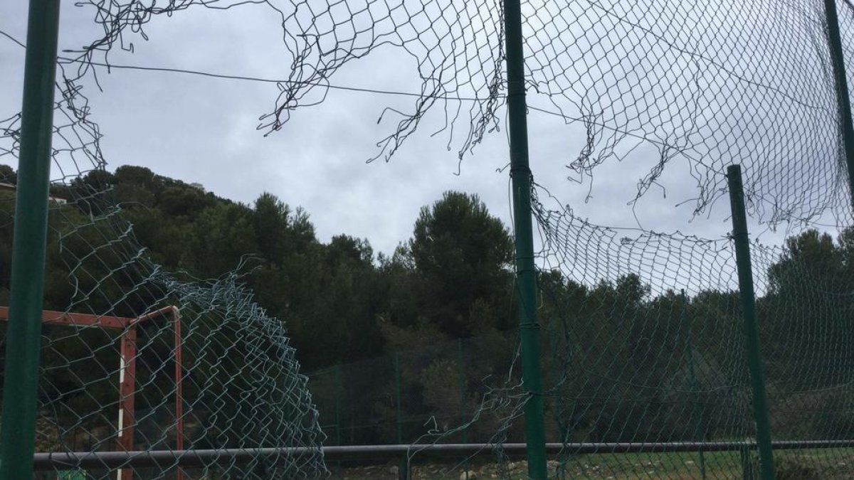 El PDeCAT denuncia el deteriorament de les pistes esportives de la Móra-Tamarit