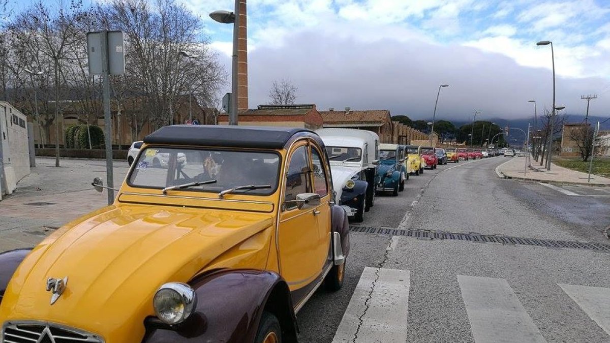 Una trobada reuneix 2CV d'arreu d'Espanya per celebrar la calçotada a Valls