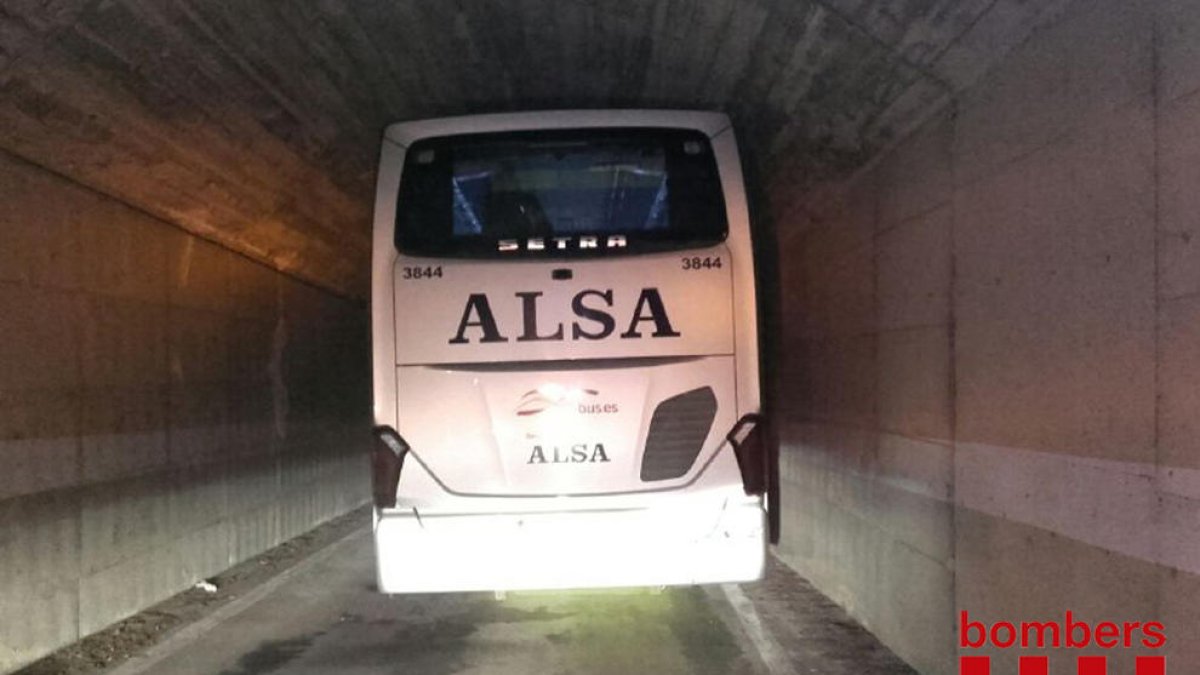 Un autobús con 30 pasajeros se queda atascado en un paso inferior de la N-240 en Tarragona