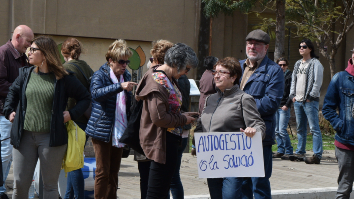 Un centenar de persones es manifesta per l'aniversari del tancament de la Tabacalera