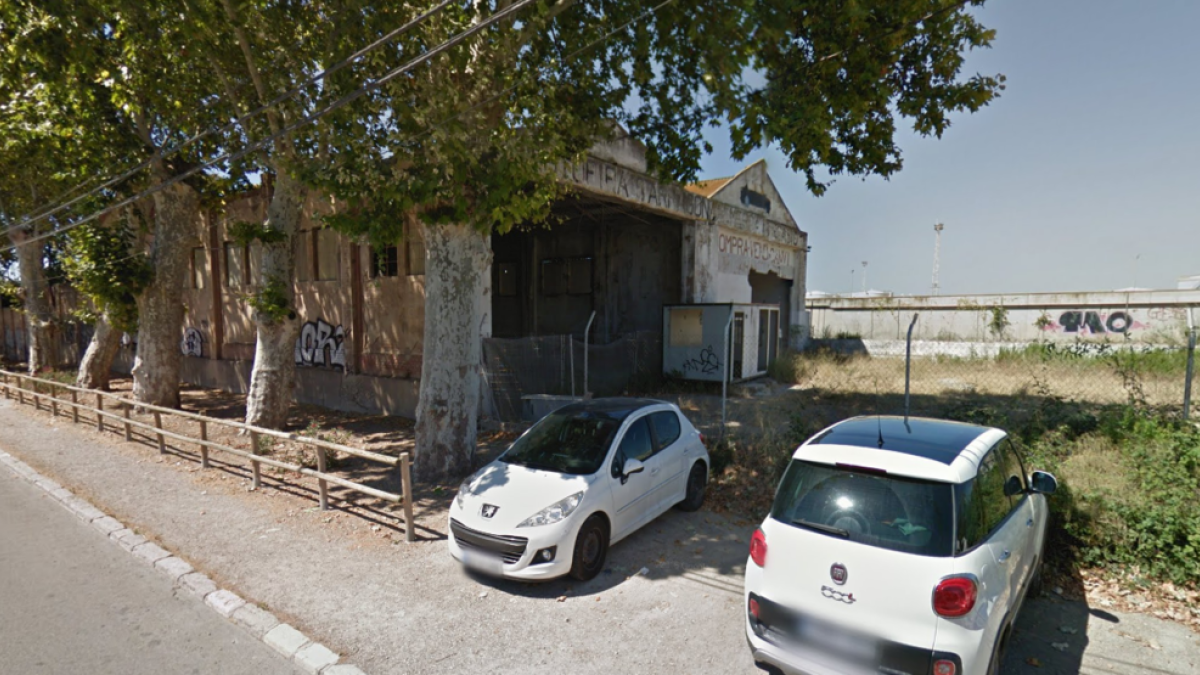 Cremen els cables d'una nau industrial abandonada