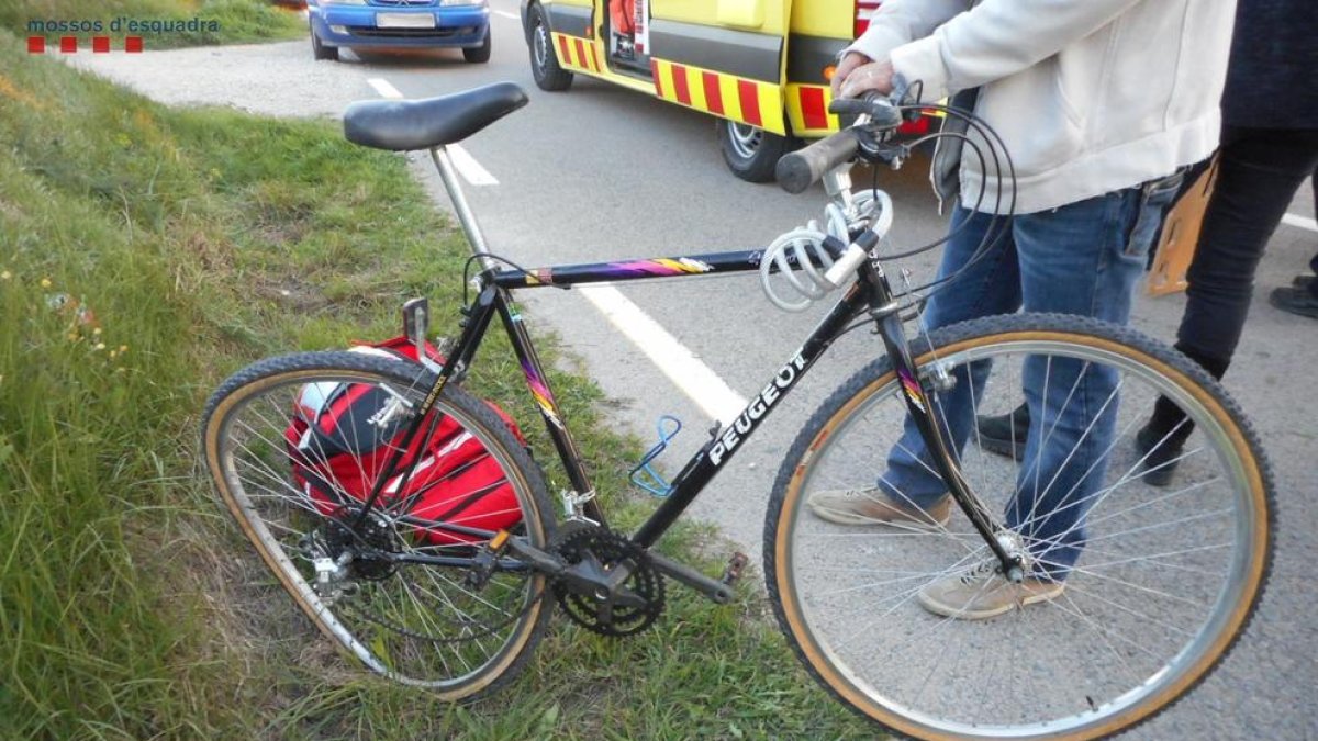 Denunciat un conductor per xocar amb un ciclista i fugir