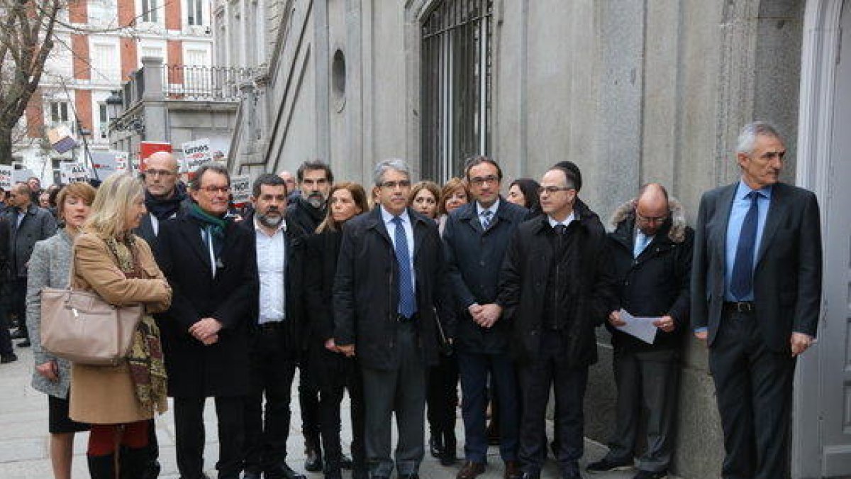 Homs entra en el Supremo para declarar por el 9-N acompañado de un centenar de personas