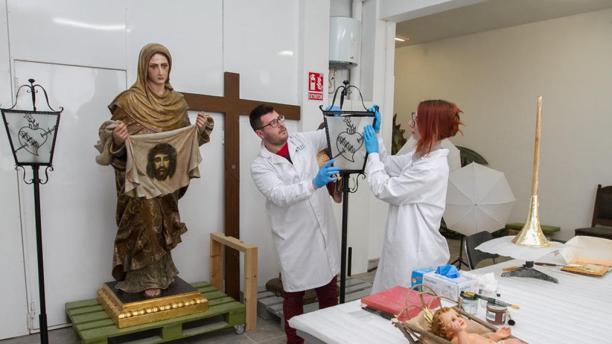 La talla de la Verónica pasa por el taller, estropeada por las humedades