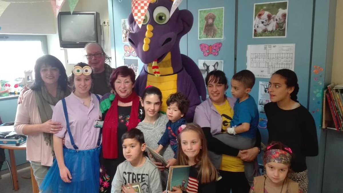 El Drac Artcai de Creixell visita a los niños ingresados en el Joan XXIII