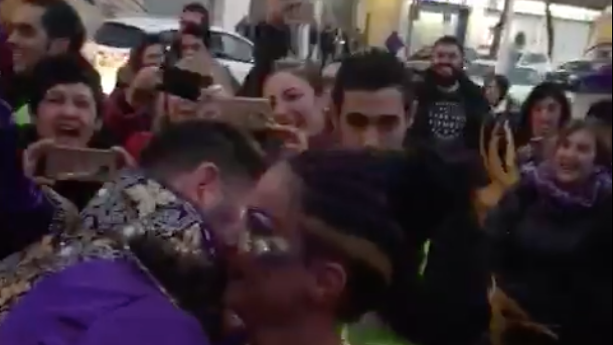 Li demana per casar-se enmig de la rua de Carnaval