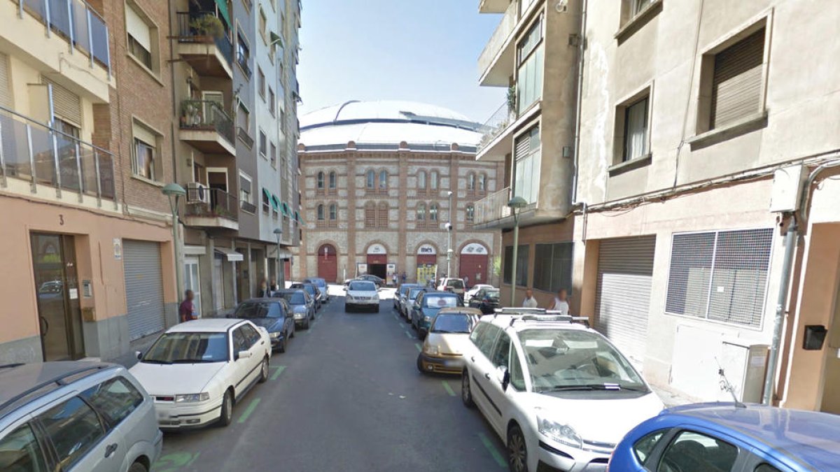 Se desploma, borracho, sobre un coche y lo detienen porque estaba en busca y captura