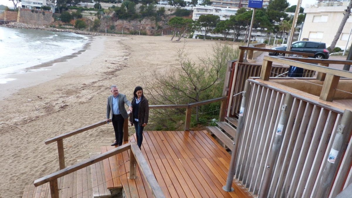 Finalizan los trabajos de renovación de las escaleras de acceso a Playa Curas