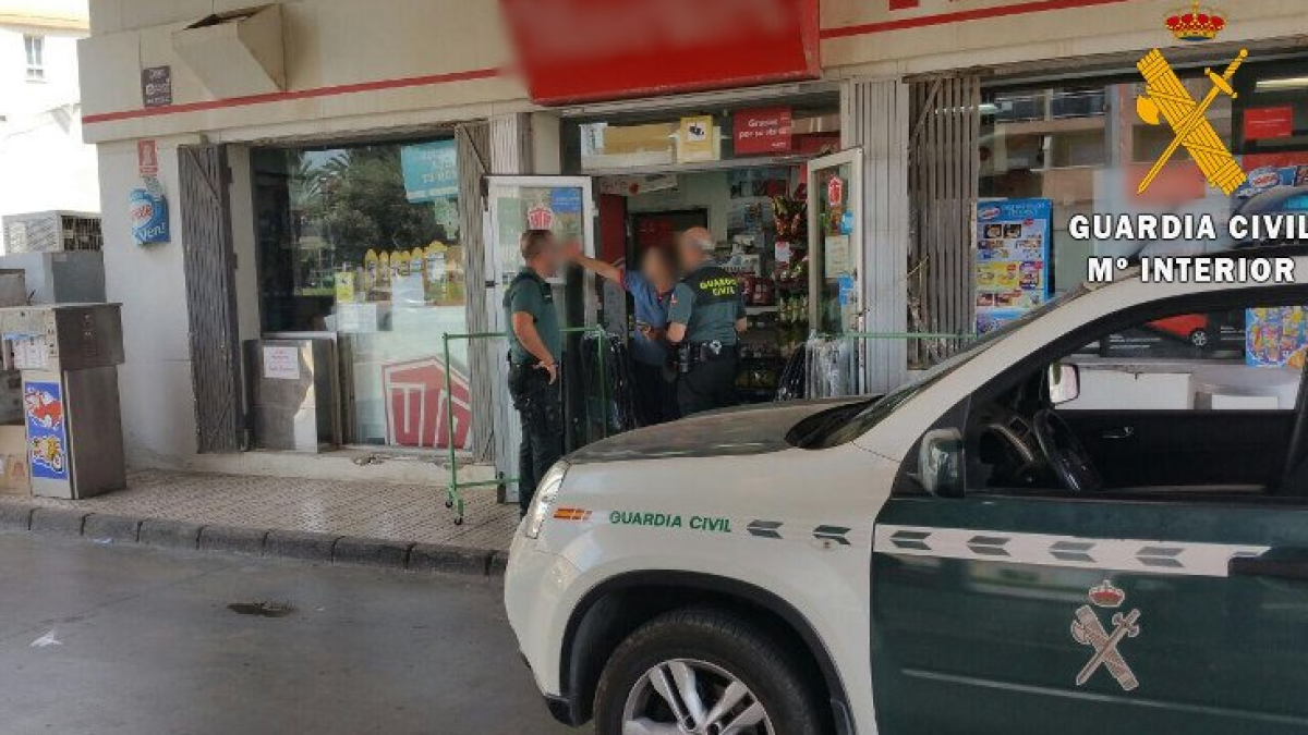 Detenido después que una mujer saltara del coche en marcha con un bebé de 40 días