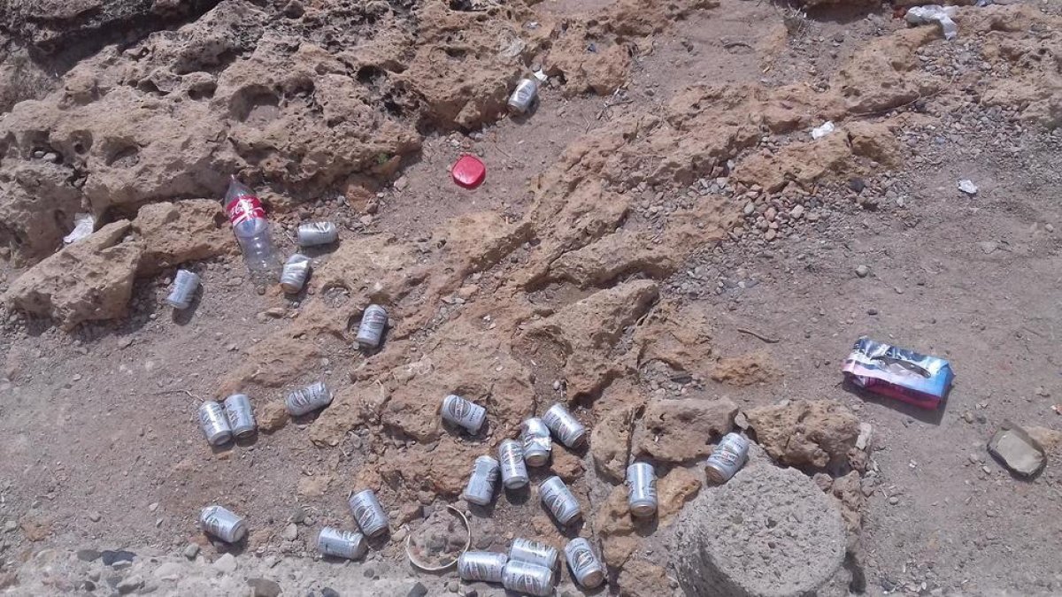 El Ayuntamiento desbroza las rocas de la playa cada dos semanas