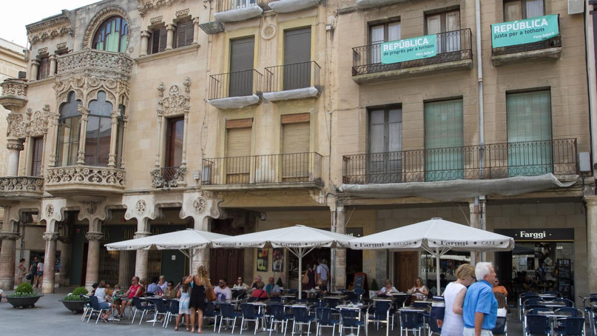 Obligan a reformar un bloque de la Mercadal donde caen trozos de balcón