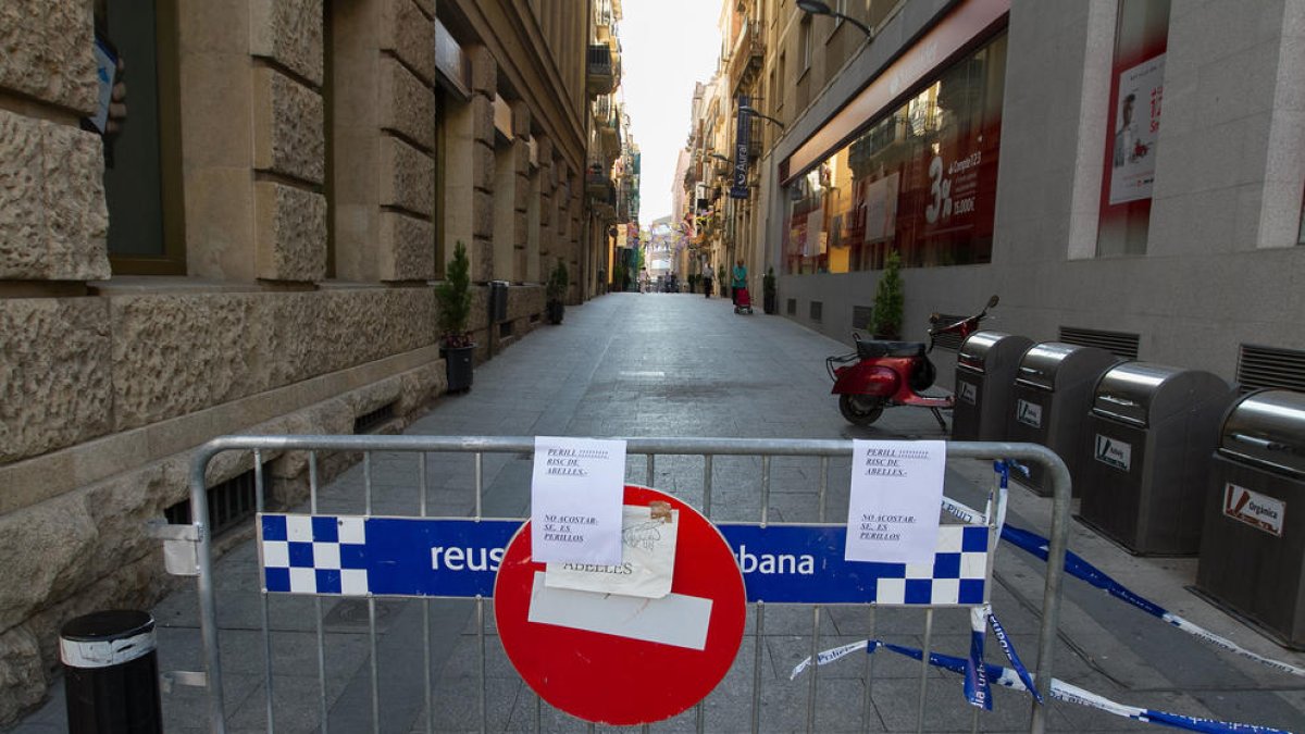 La calle Sant Llorenç, parcialmente cerrada por el riesgo de picaduras de abeja