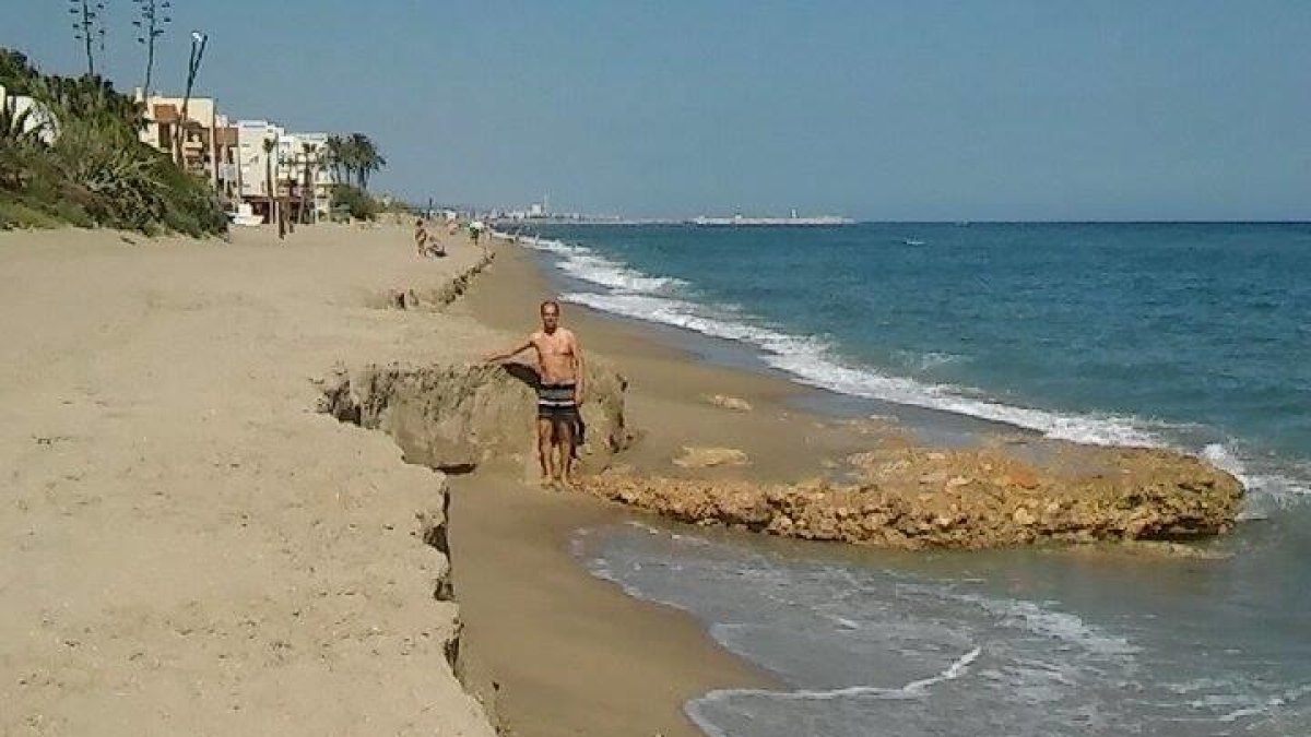 La playa del Francàs pierde la mitad de arena repuesta en sólo dos días