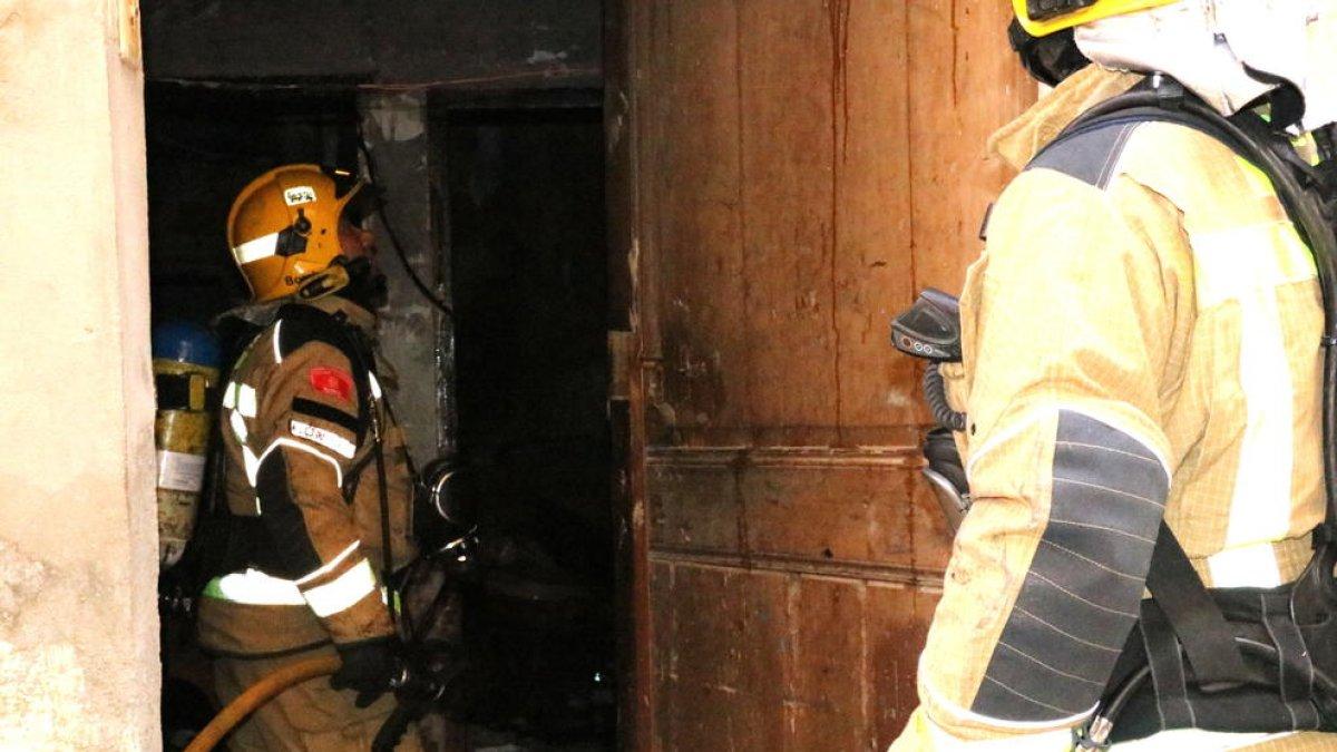 Un home cala foc a casa seva al barri antic de Valls