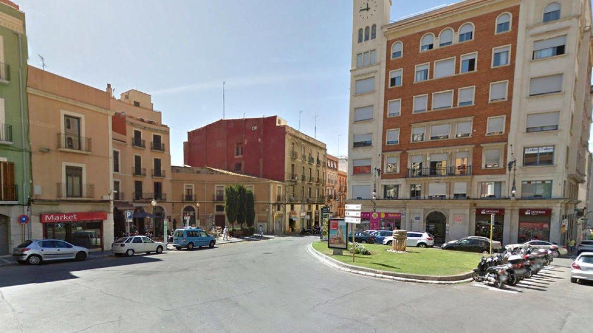 Dos jóvenes tiran a un hombre al suelo por sorpresa en plena calle y le roban