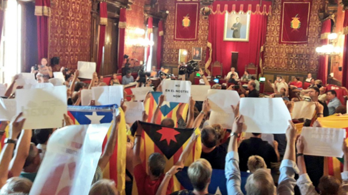 El pleno aprueba la moción 'anti-referéndum' del PSC con 17 votos a favor y 10 en contra