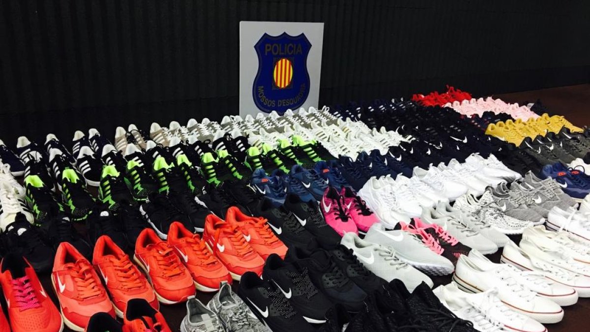 venta ambulante, mossos d'esquadra, zapatillas deportivas, top manta