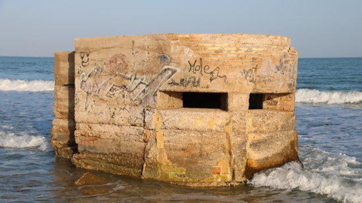 Reclaman poner en valor las trincheras de Alcanar que ha dejado al descubierto el último temporal