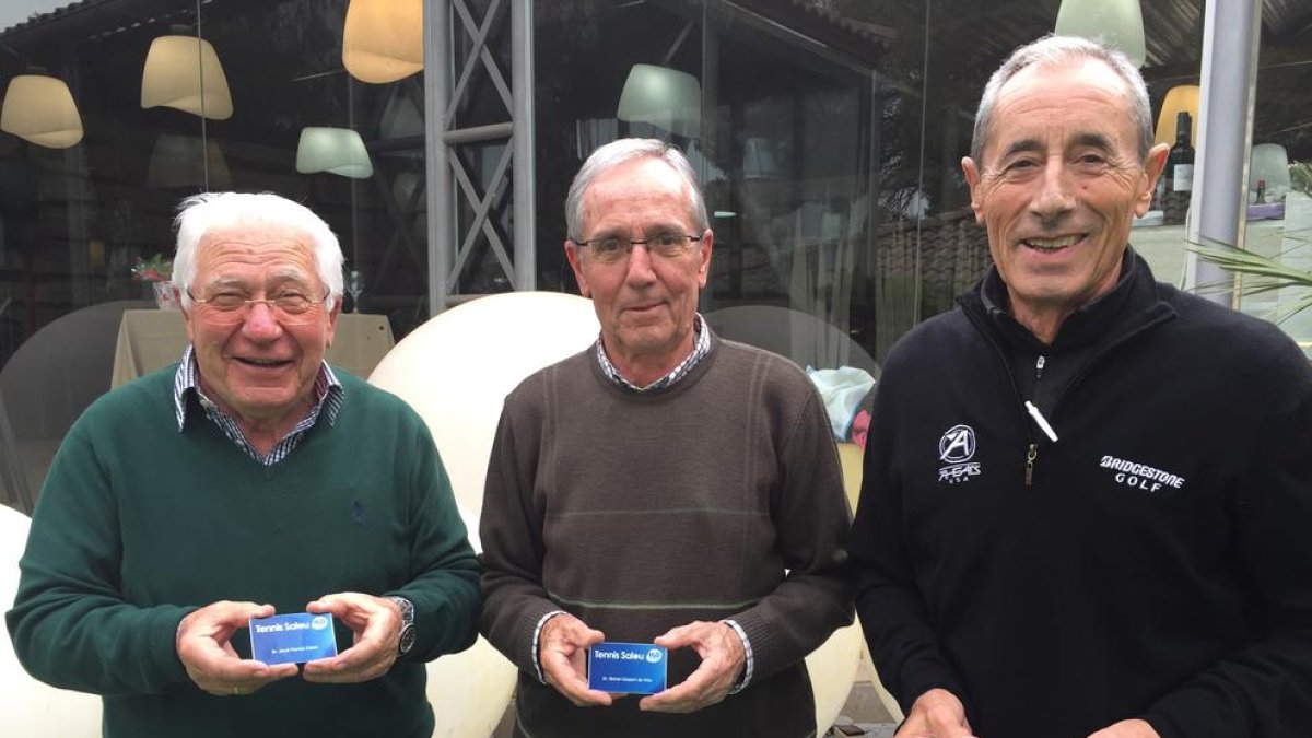 Els fundadors del Club Tennis Salou reben el carnet de socis d'honor