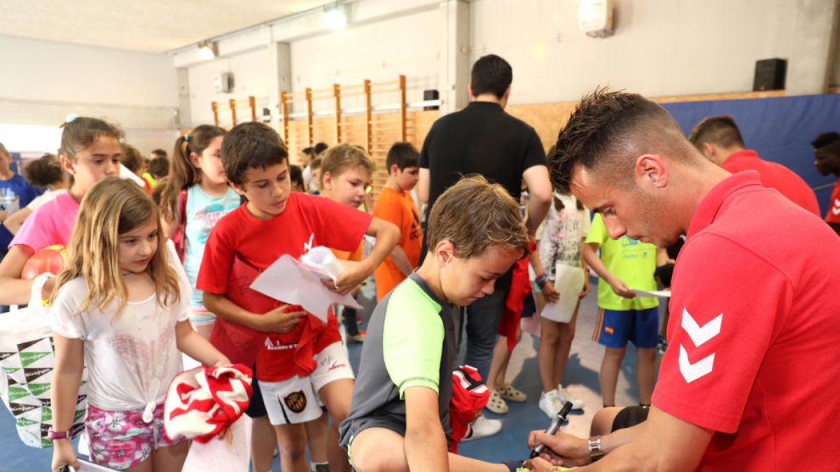 Els jugadors del Nàstic desfermen la bogeria a l'Escola Cèsar August