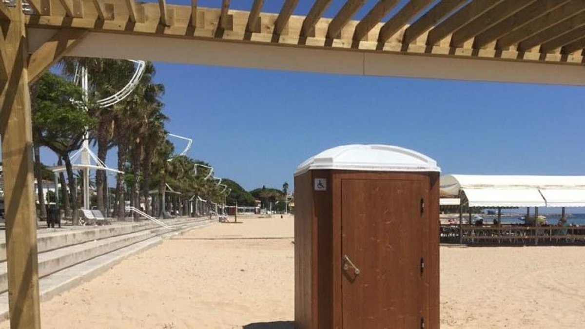 Cambrils mejora su playa para perros con una ducha para las mascotas