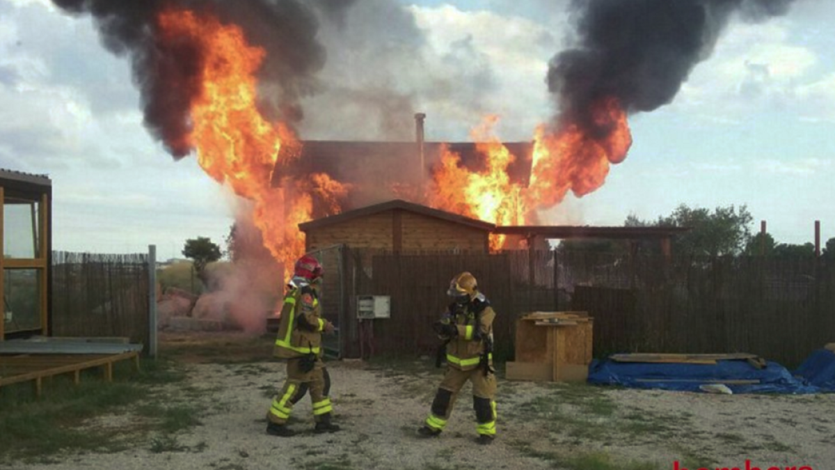 Quema una casita de madera a la T-11 en Reus