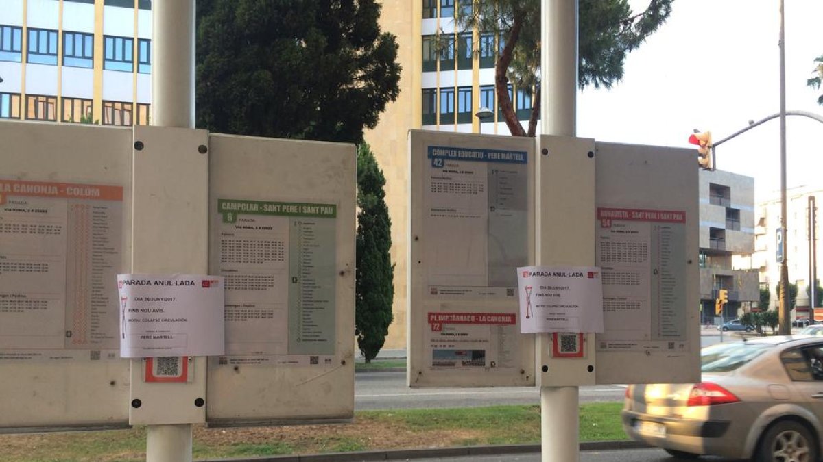 S'elimina una parada d'autobús de la Via Roma per col·lapse circulatori