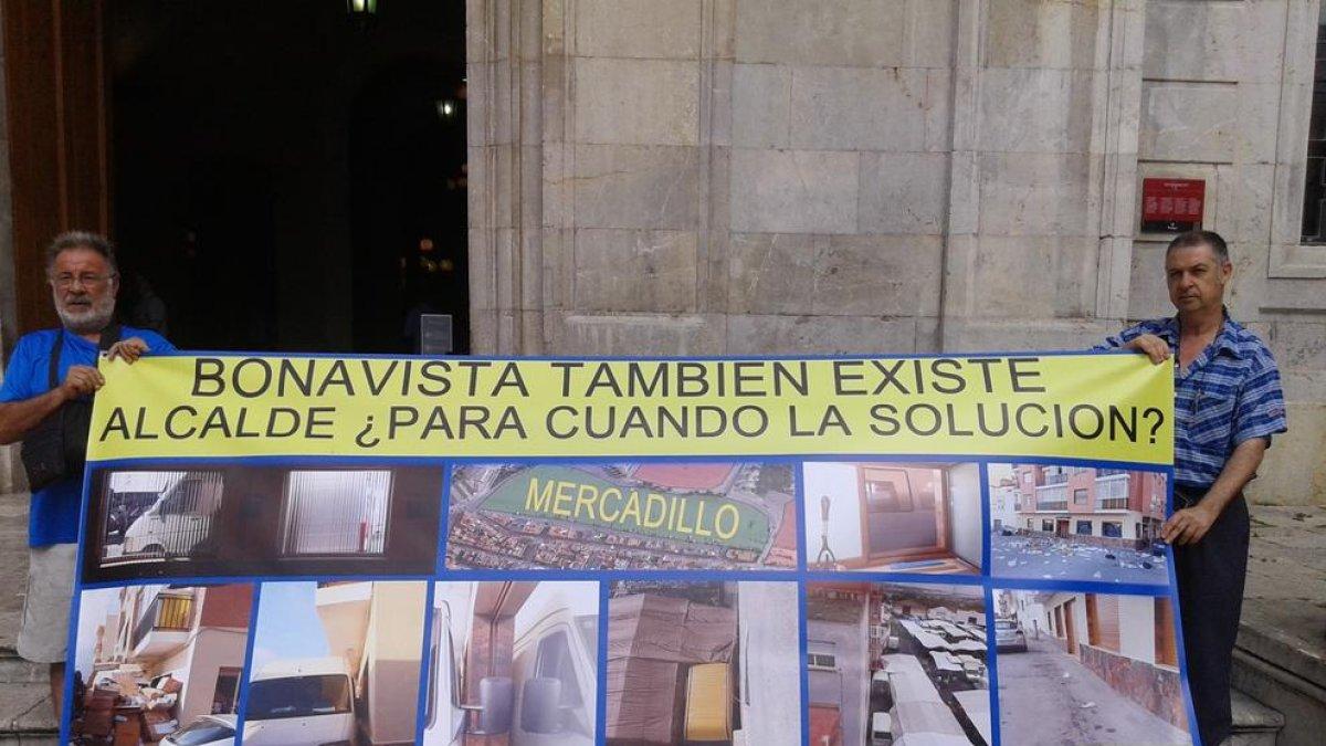El conflicto por la ocupación de espacios junto a un bar en el mercadet de Bonavista llega a la plaza de la Font