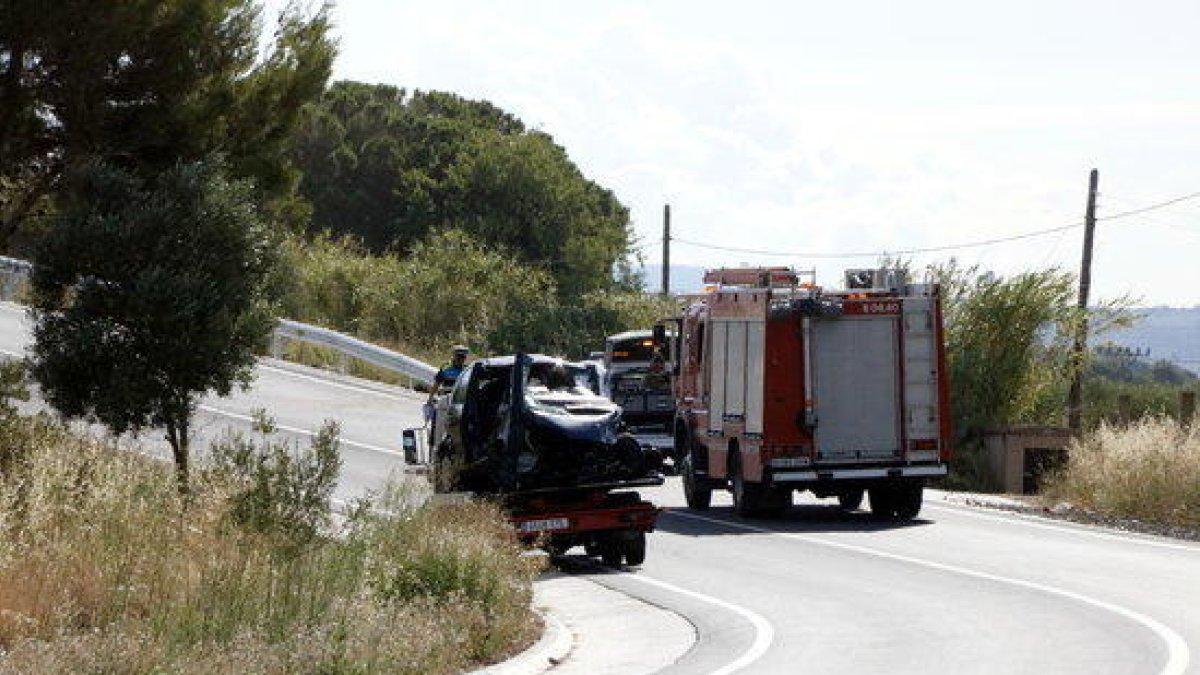 Mor una dona en un xoc frontal entre dos turismes a la carretera d'El Morell