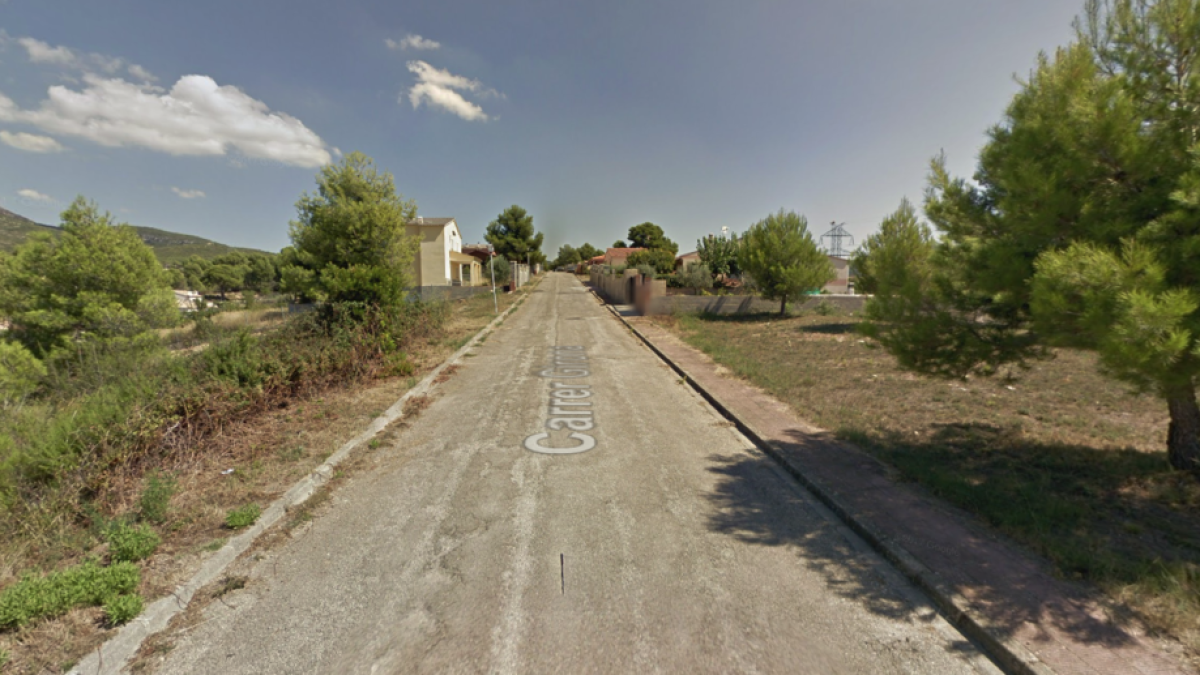 Un cotxe queda totalment calcinat a Aiguamúrcia