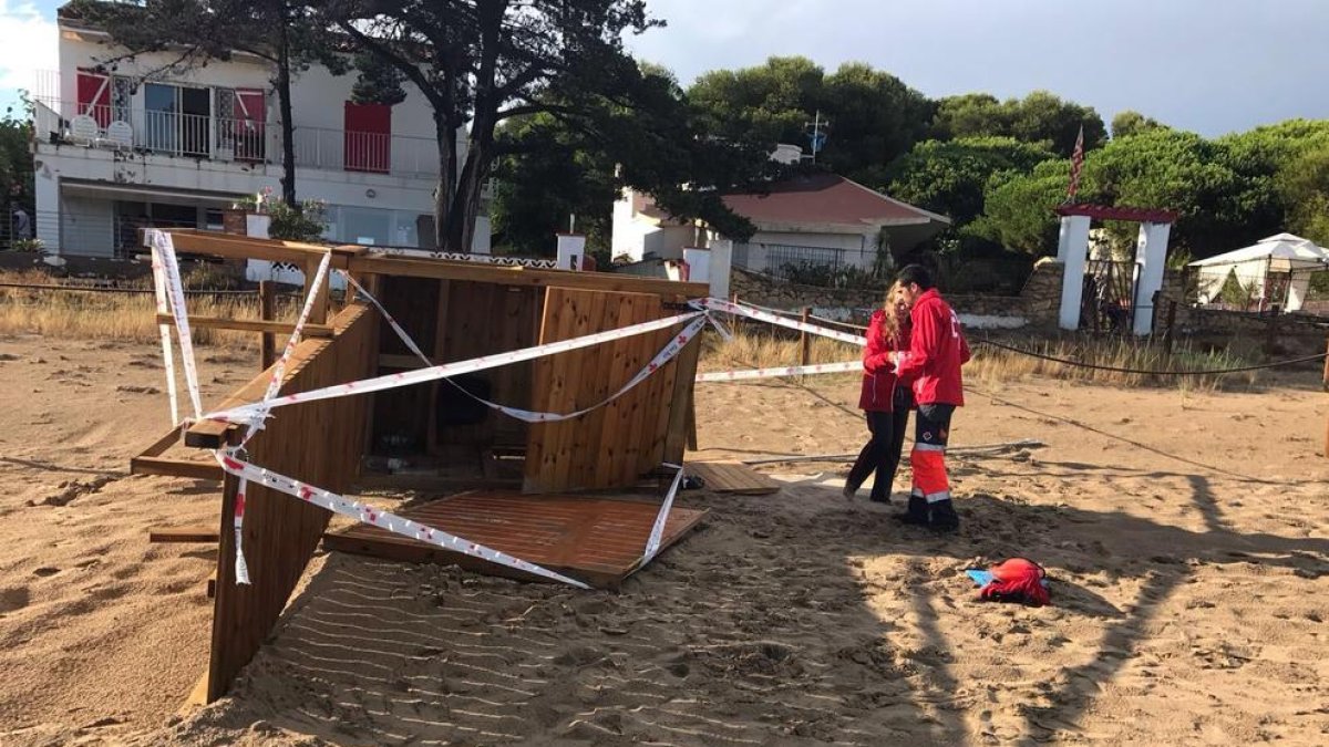 El temporal tomba les torres de vigilància de la Platja Llarga