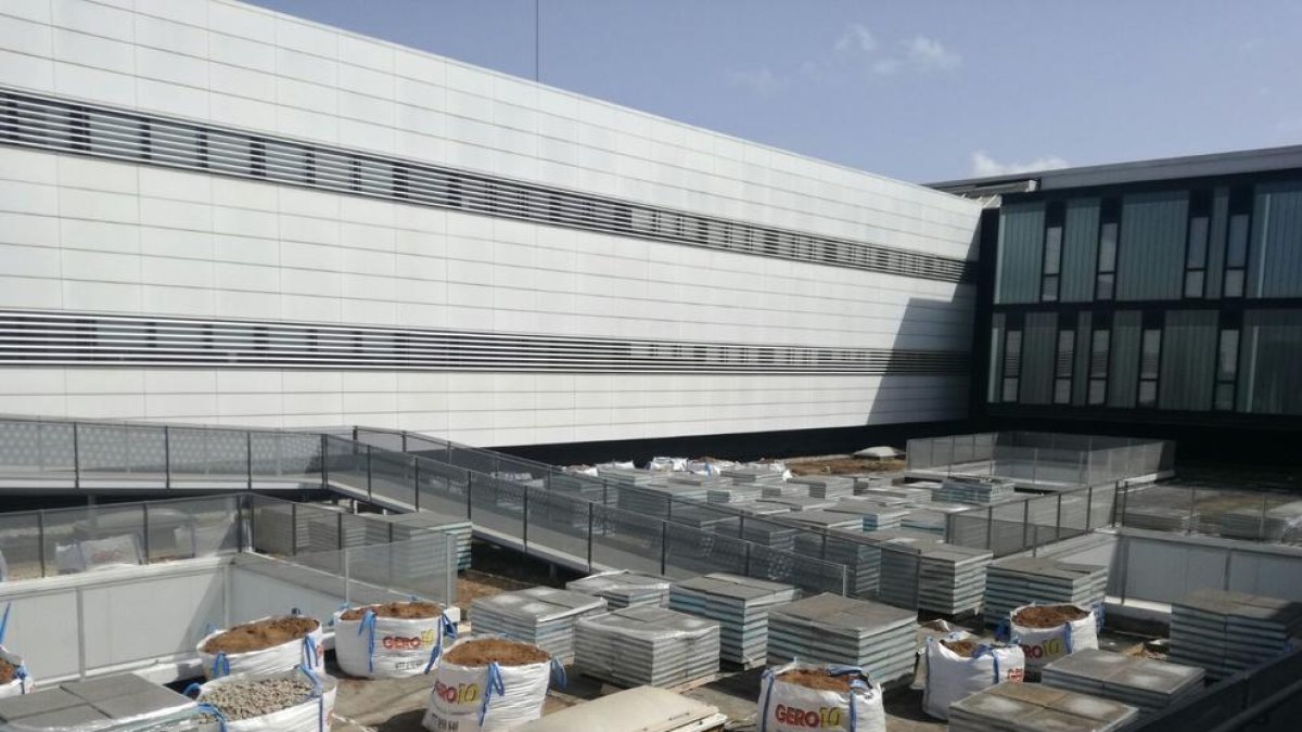 El Hospital Sant Joan realiza tareas de mantenimiento de los patios interiores