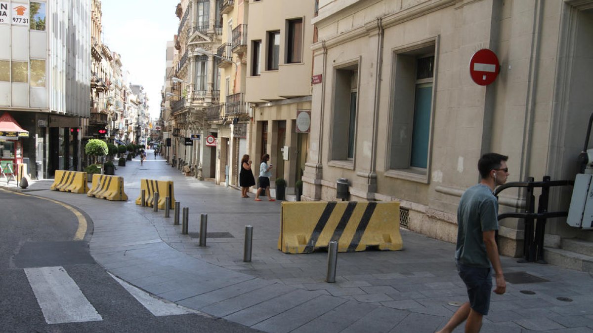 Limpieza y repartidores se coordinan con Guardia Urbana para entrar en el centro
