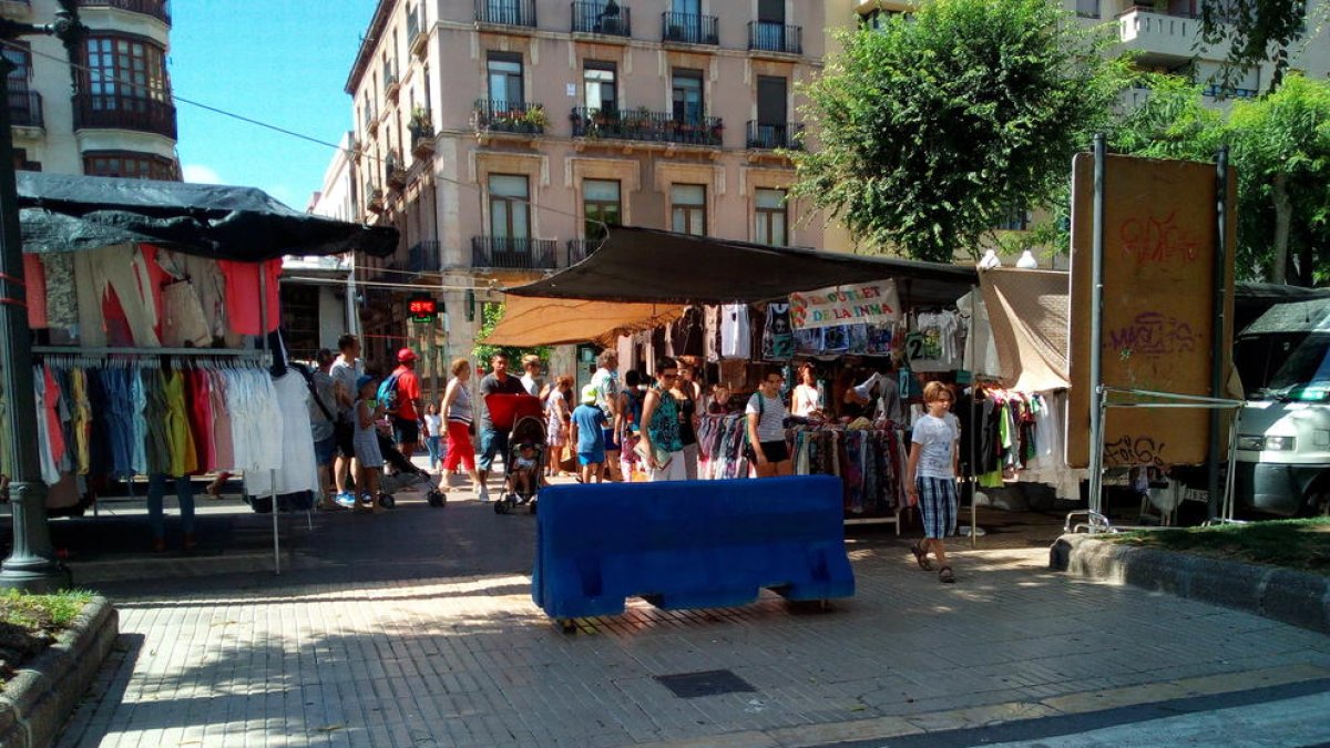 Tarragona augmenta la seguretat amb pilons de formigó al mercadet de la Rambla