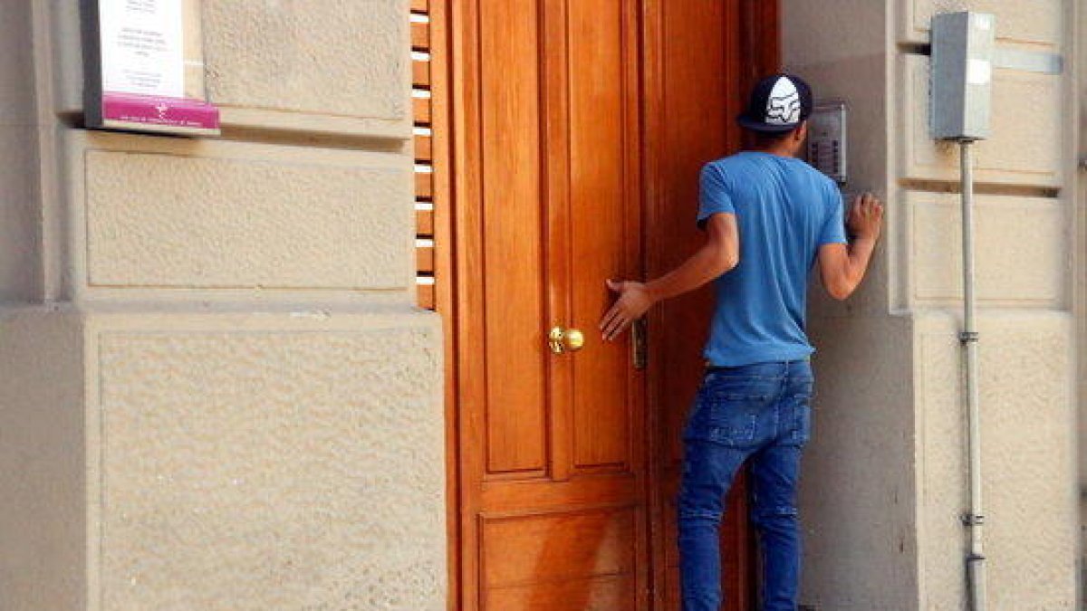 Mohamed Aalla llega a Ripoll después de que al juez lo haya dejado en libertad provisional