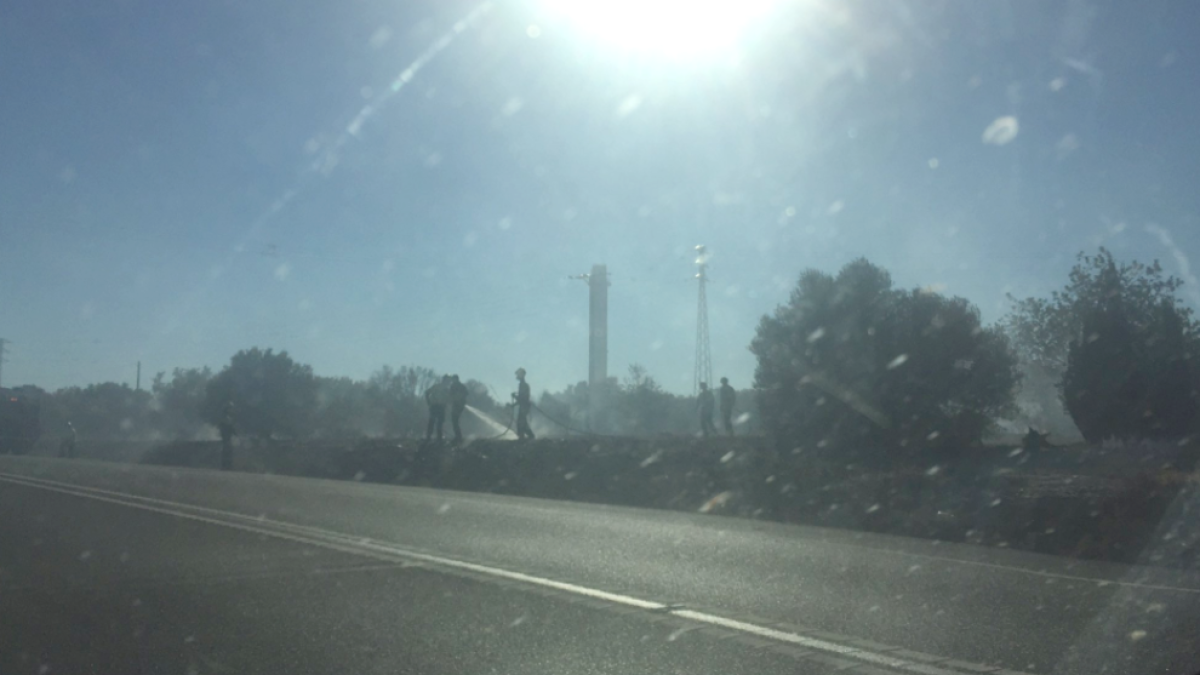 El humo de un incendio en los márgenes del AP-7 en l'Ampolla obliga a cortar la N-340
