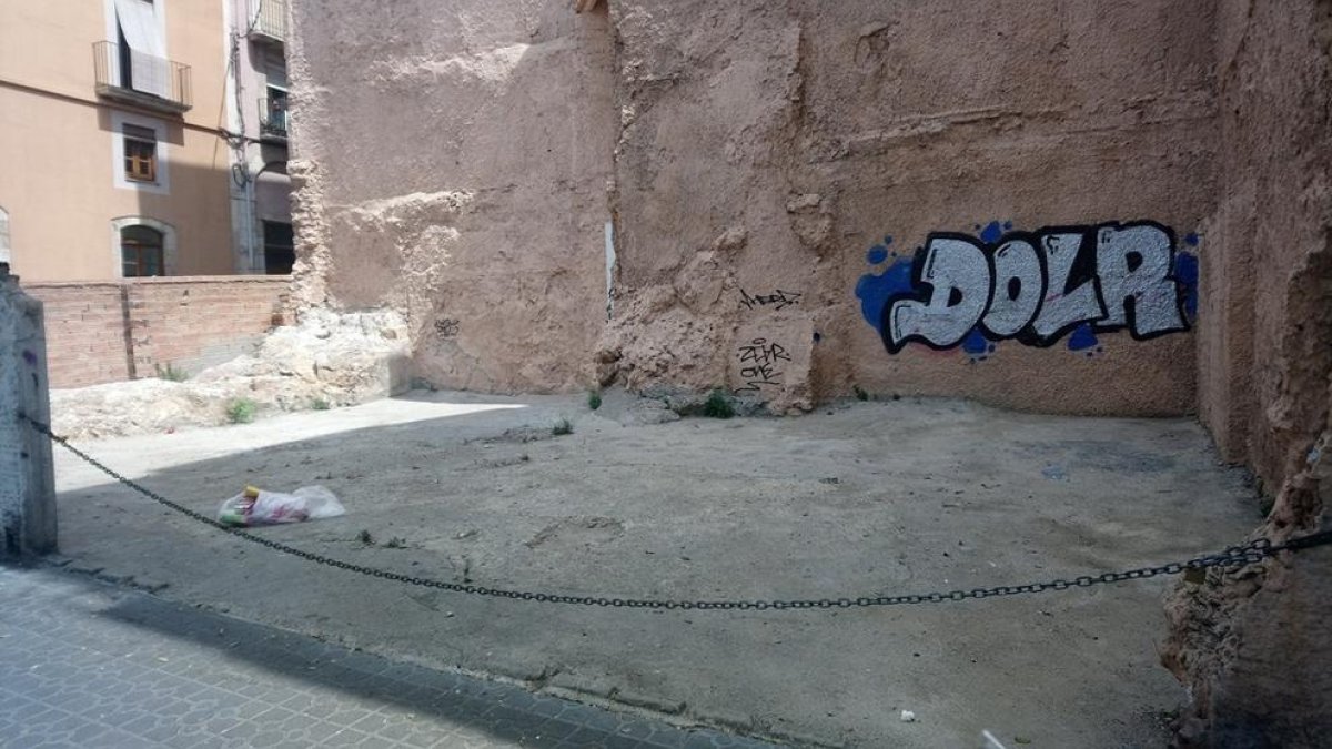 ERC proposa utilitzar un solar de la Rambla Vella per aparcar-hi motos