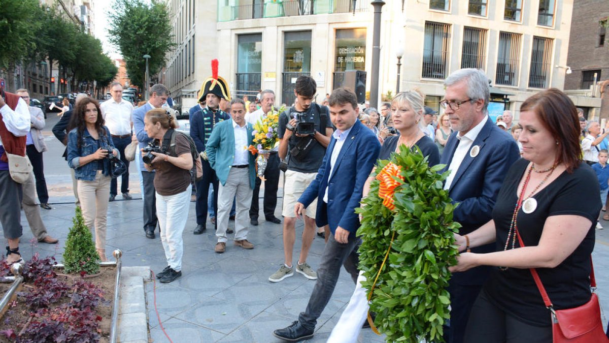 La lluvia se detiene para homenajear a los héroes del Setge de 1811 en Tarragona