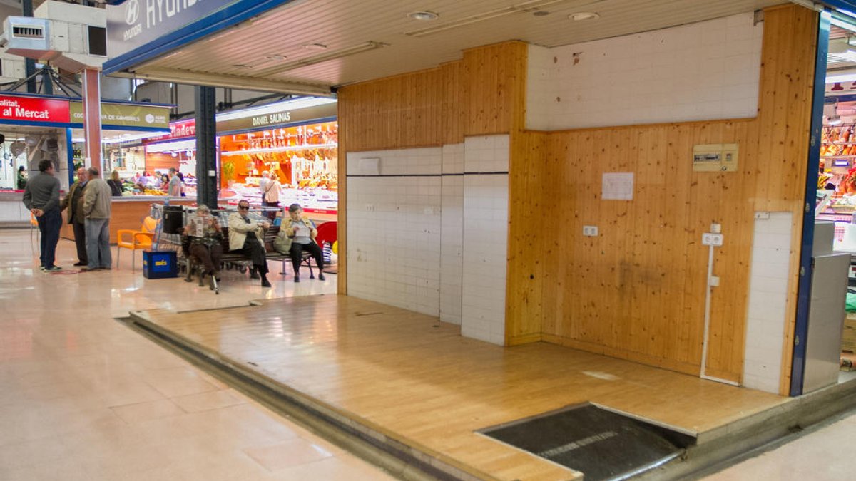 El Mercat Central retira els gronxadors perquè no s'ajusten a la normativa
