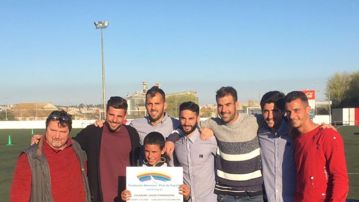 Jugadores del Nàstic dan apoyo en la Floresta a un niño con el síndrome de Niemann Pick