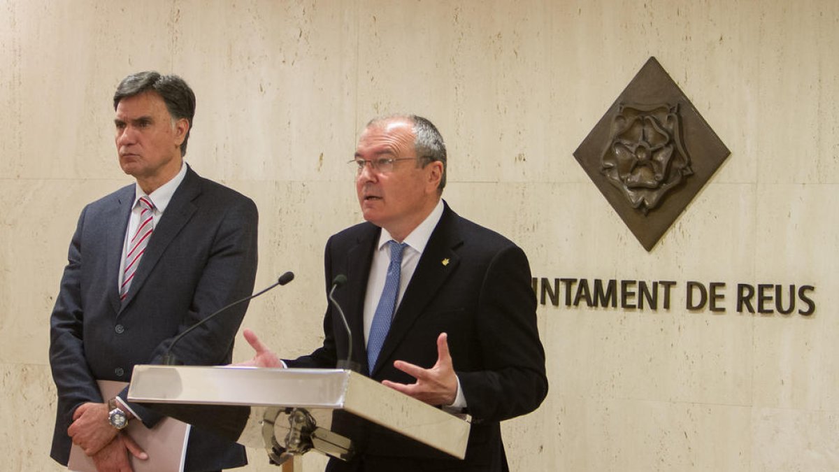 El alcalde de Reus, Carles Pellicer, acompañado del concejal de Hacienda, Joaquim Enrech.
