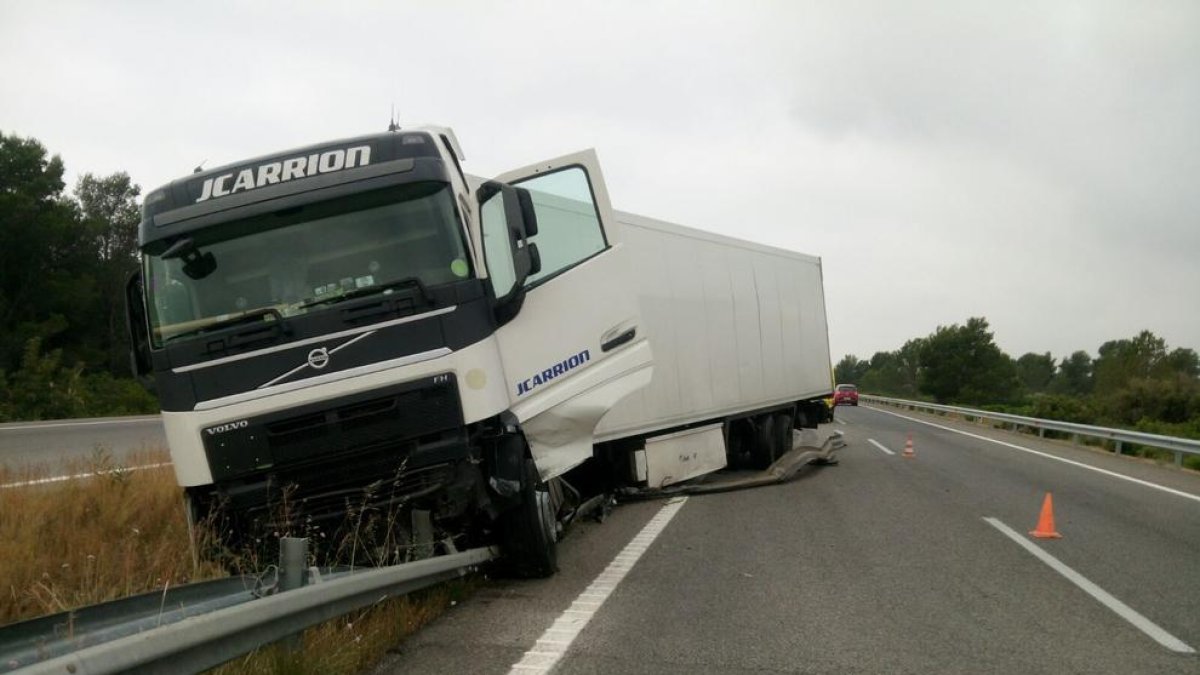 Herido leve un camionero al salir de la vía