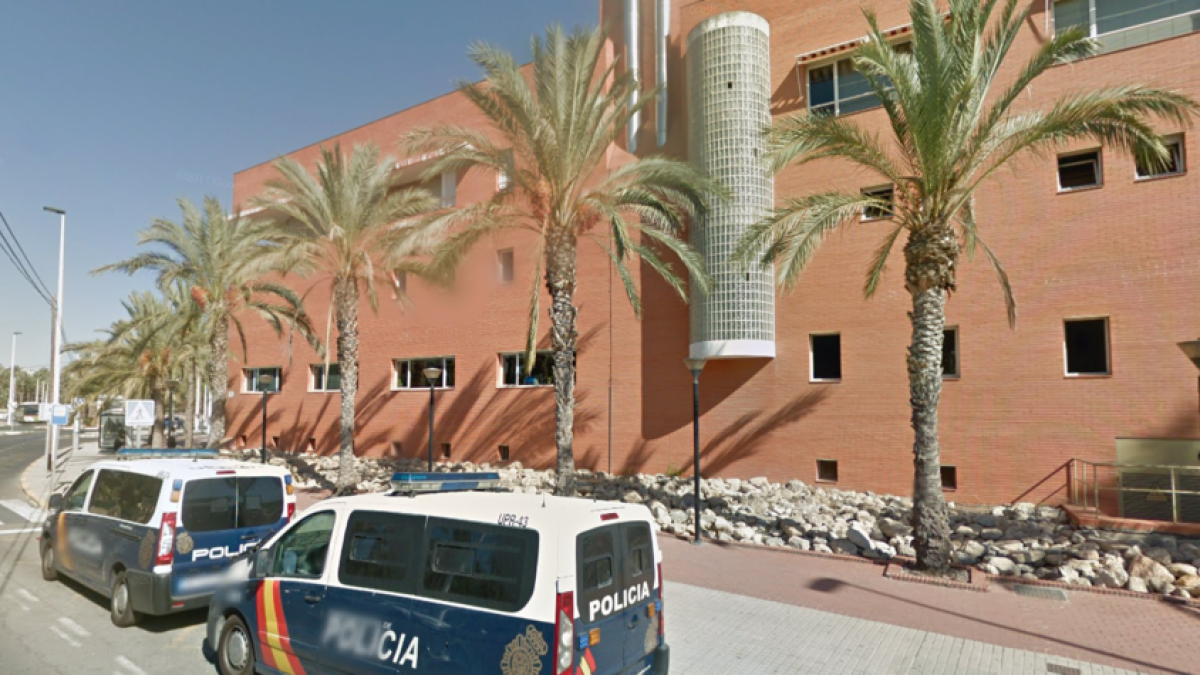 Encuentra un maletín con 7.700 euros y lo devuelve a su propietario