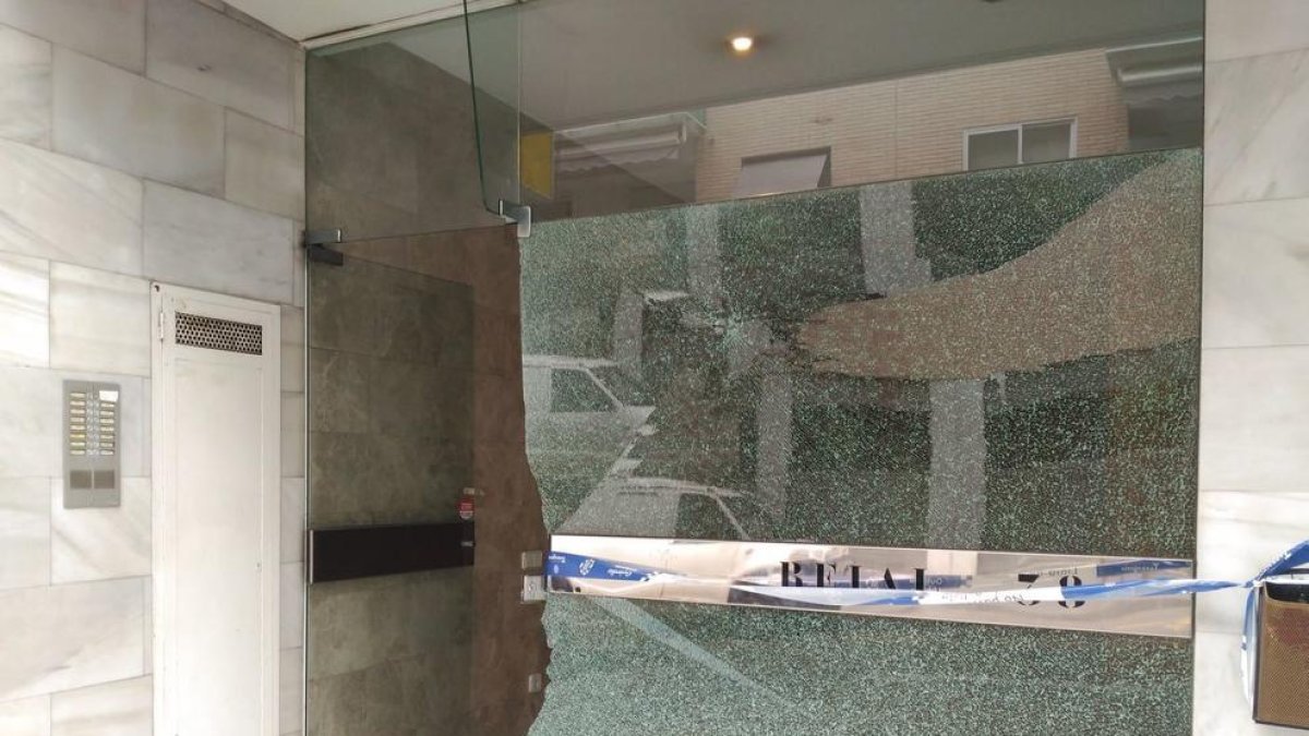 Destrozan una vidriera|cristalera de un portal a la calle Real
