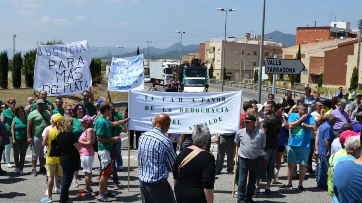 Cabra del Camp corta la C-37 para denunciar que «se han pisado los votos de la gente»