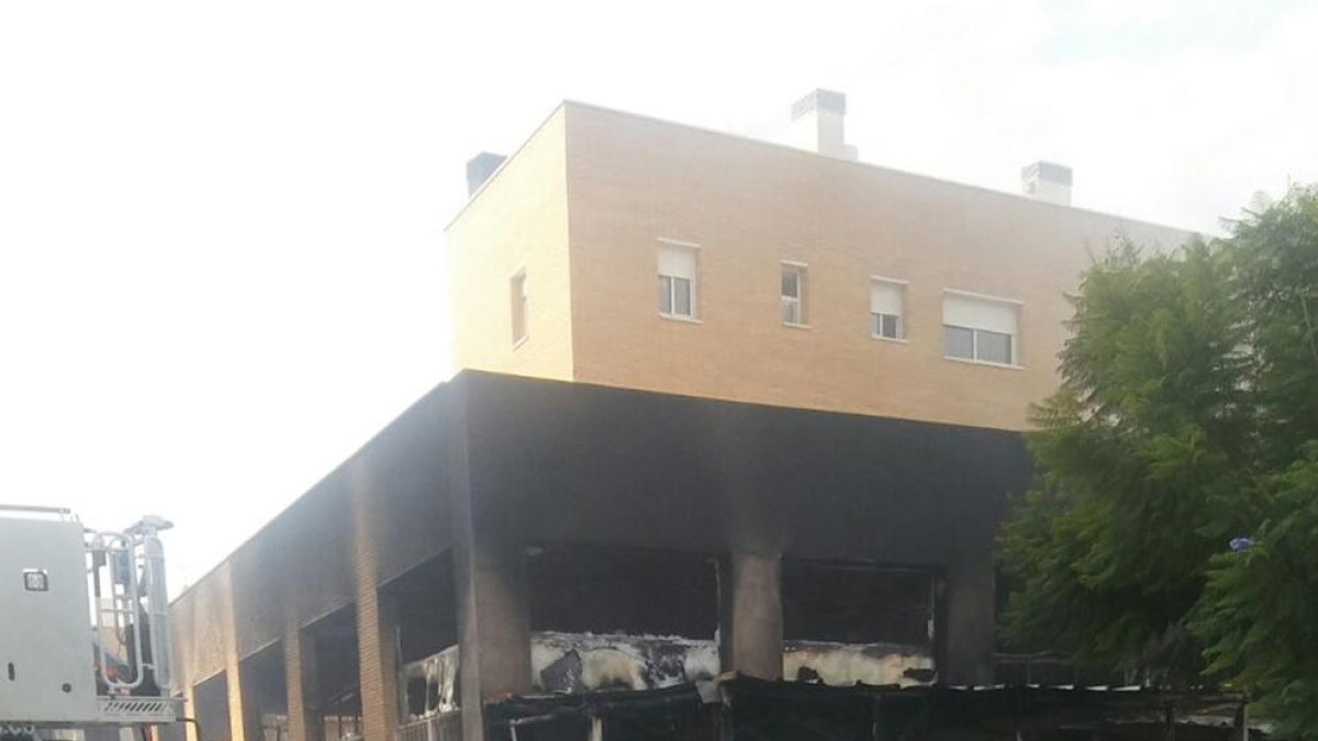 Un incendi crema un basar a Cunit i obliga a desallotjar els veïns dels voltants