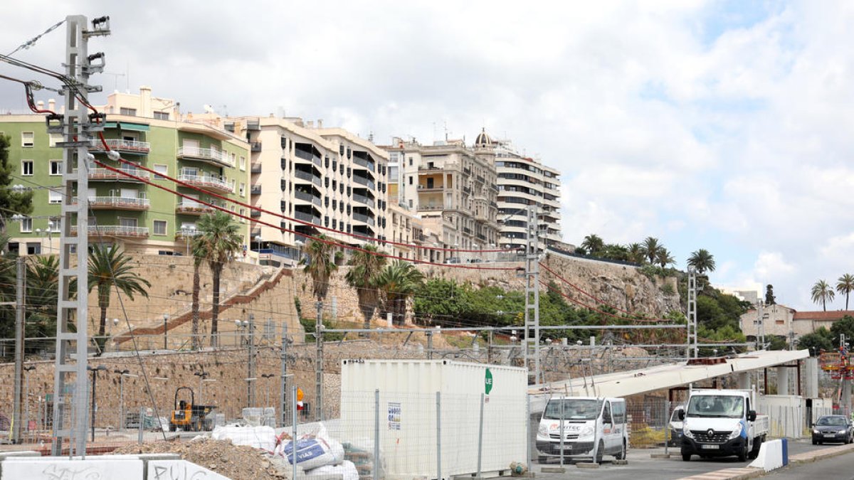 La segona peça de la passarel·la del passeig marítim de Tarragona ja és a lloc