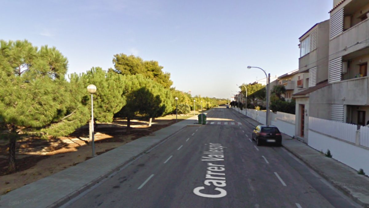 Quema totalmente un coche en Roda de Berà